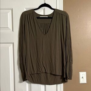 Stillwater Olive Green Boho V-Neck Top. Women’s Medium